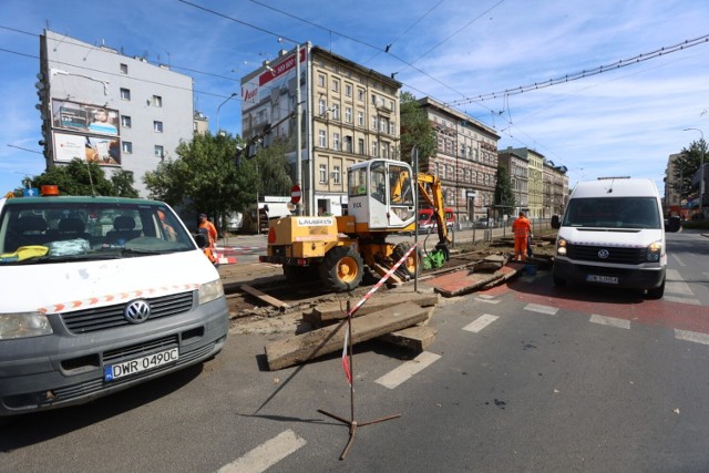Awaria i pilna naprawa torowiska na skrzyżowaniu ul. Grabiszyńskiej i Zaporoskiej