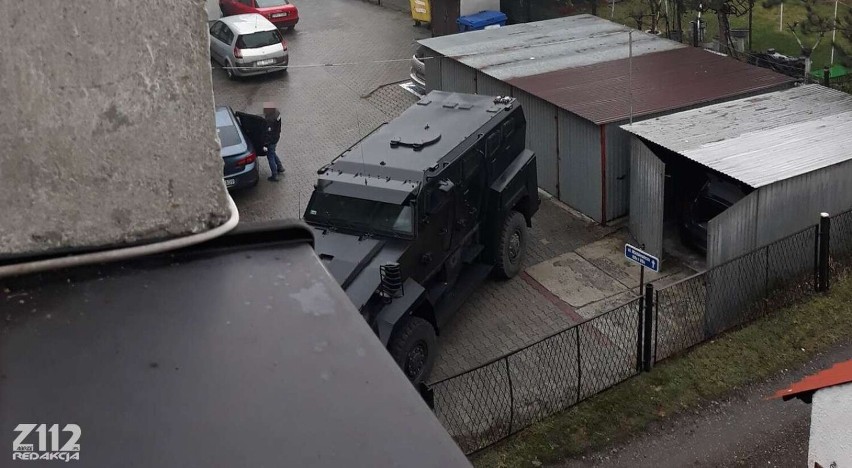 Uzbrojony mężczyzna zabunkrował się w mieszkaniu w Zabrzu! Ewakuowano okolicznych mieszkańców