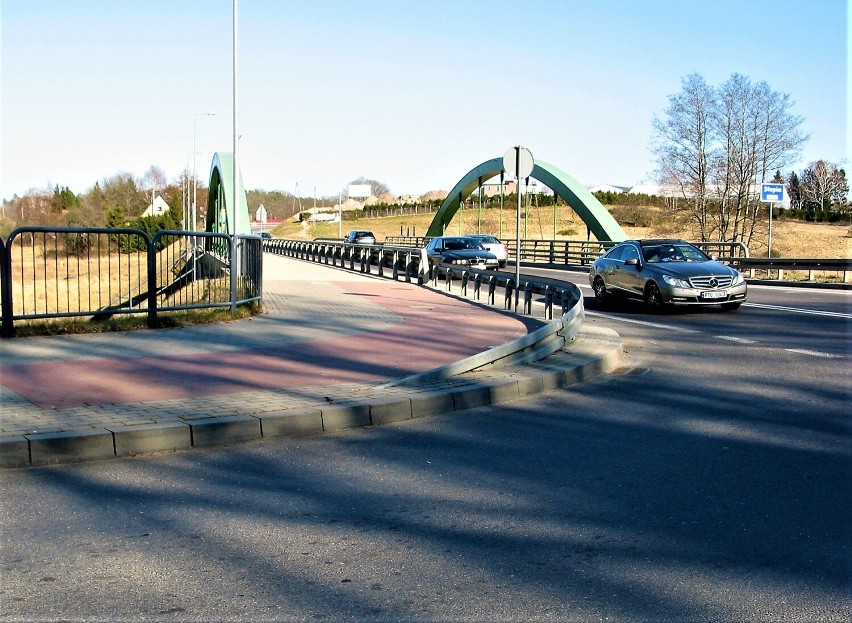 Zbudowany 5 lat temu most na Słupi w Bydlinie, którym...