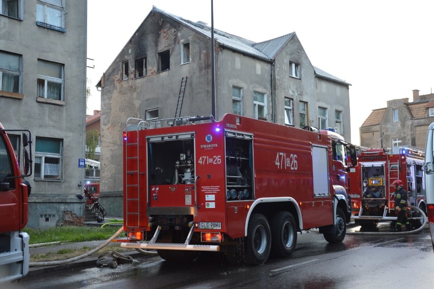 Płonął budynek przy ul. Gdańskiej. Do szpitala trafiły 4 osoby.