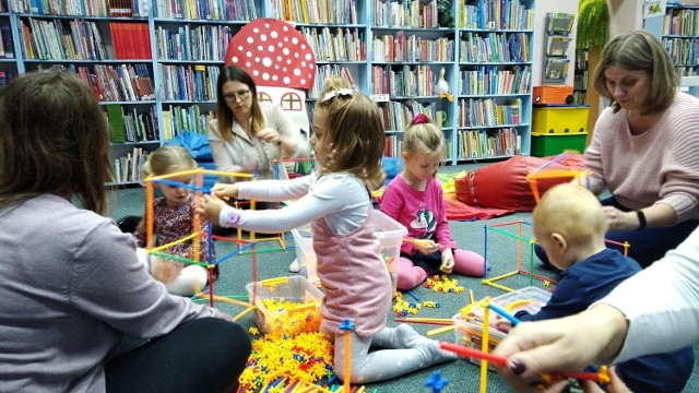 Najmłodsi mieszkańcy Sępólna wraz z rodzicami chętnie odwiedzają sępoleńską bibliotekę. Jednak ich starszych kolegów jako czytelników jest mniej w porównaniu z poprzednimi latami