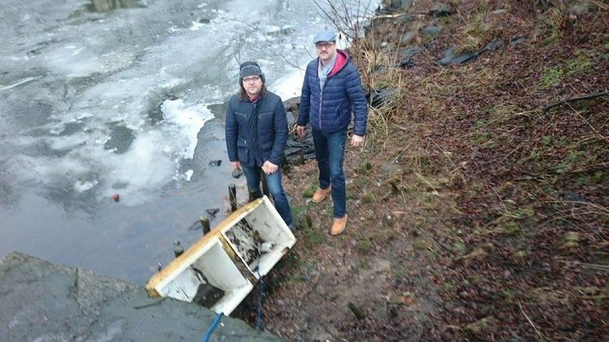 Rzeka Ina. Dwaj mieszkańcy Stargardu wyłowili dziś z wody... lodówkę