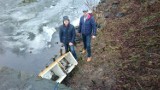 Rzeka Ina. Dwaj mieszkańcy Stargardu wyłowili dziś z wody... lodówkę