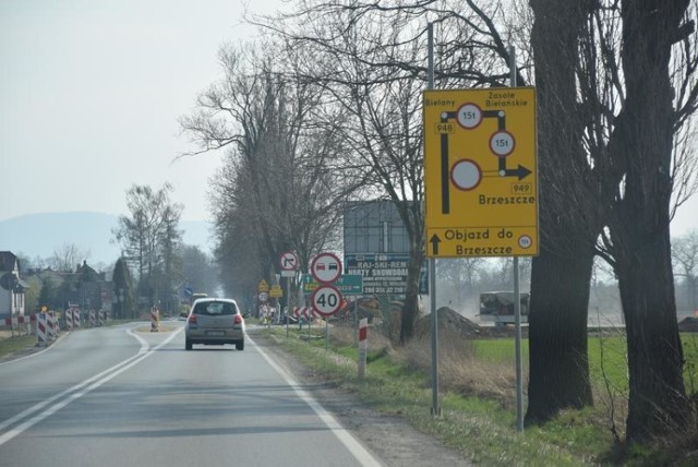 Na drodze wojewódzkiej 948 jest kilka miejsc, w których kierowcy muszą liczyć się z utrudnieniami