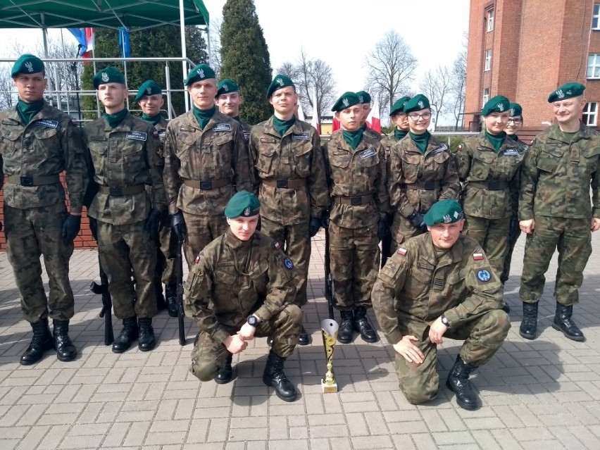 Uczniowie Zespołu Szkół w Karsznicach najlepsi na VI Wojewódzkim Przeglądzie Musztry Klas Mundurowych [FOTO]