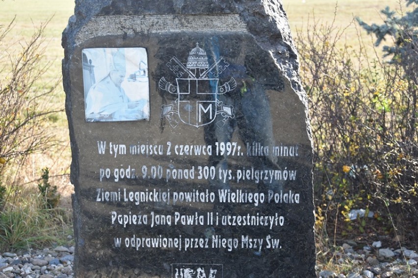 Pamiątkowy obelisk z okazji wizyty papieża Jana Pawła II w Legnicy [ZDJĘCIA]