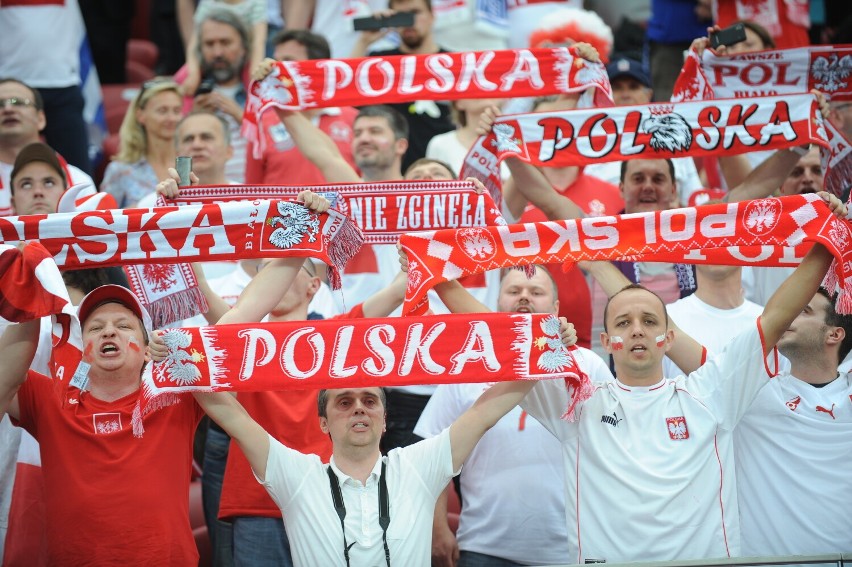 “Polsko-ukraiński czerwiec. Flagi, a wśród nich biel i...