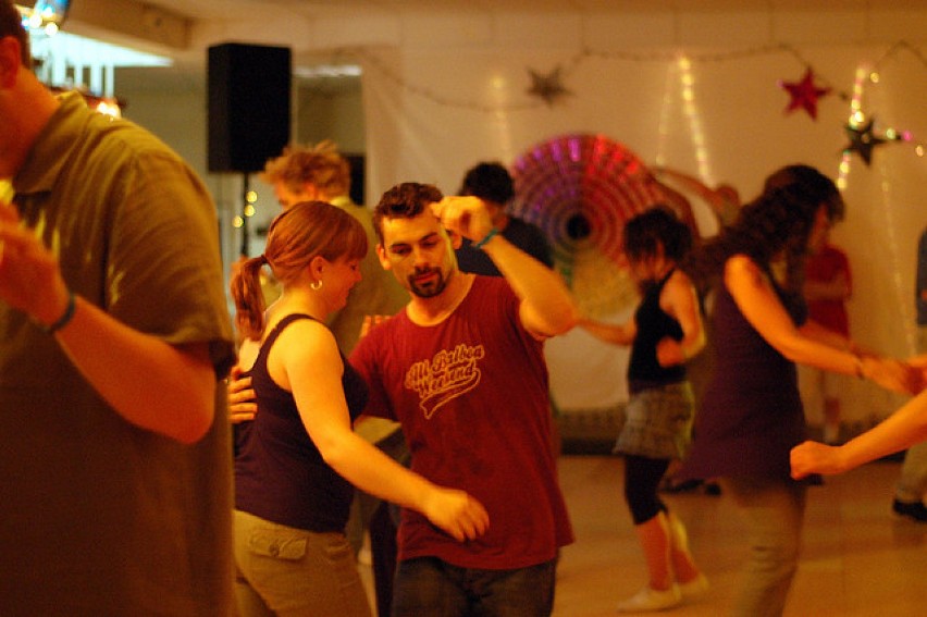Miłośnicy swingu mogą brać udział w zajęciach tanecznych w Prexerze.