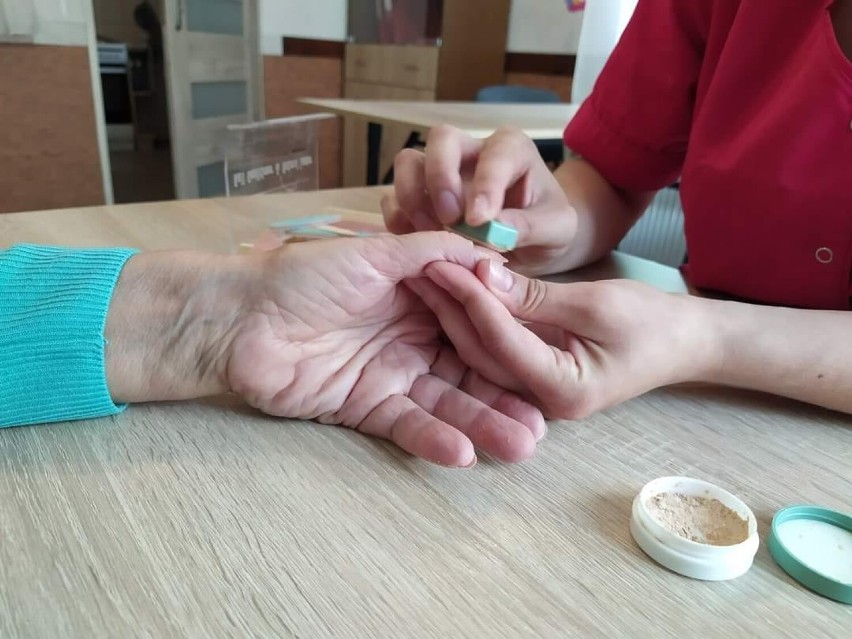 Słuchaczki z Medycznego Studium Zawodowego w Chełmie zadbały o manicure w Domu Seniora. Zobacz zdjęcia