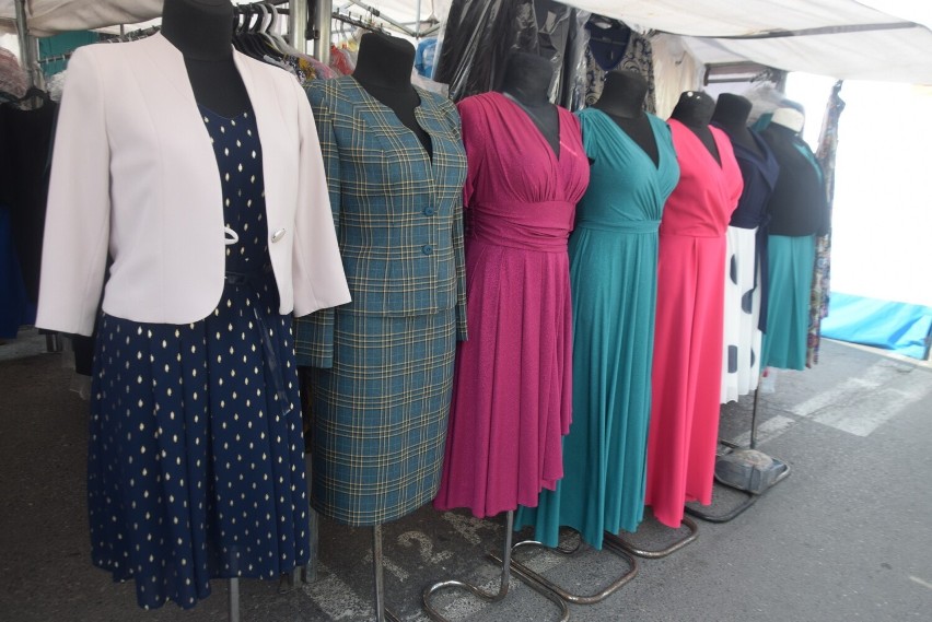Duży wybór odzieży oraz obuwia na targowisku Korej w Radomiu w czwartek, 17 sierpnia. Zobaczcie zdjęcia