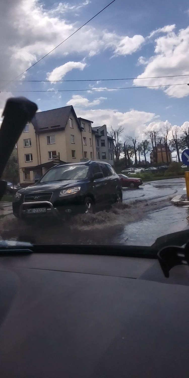 Puck. Majowe oberwanie chmury. Dolna część miasta pod wodą, a deszczówka wybijała ze studzienek. Mnóstwo wody i smród | ZDJĘCIA, WIDEO