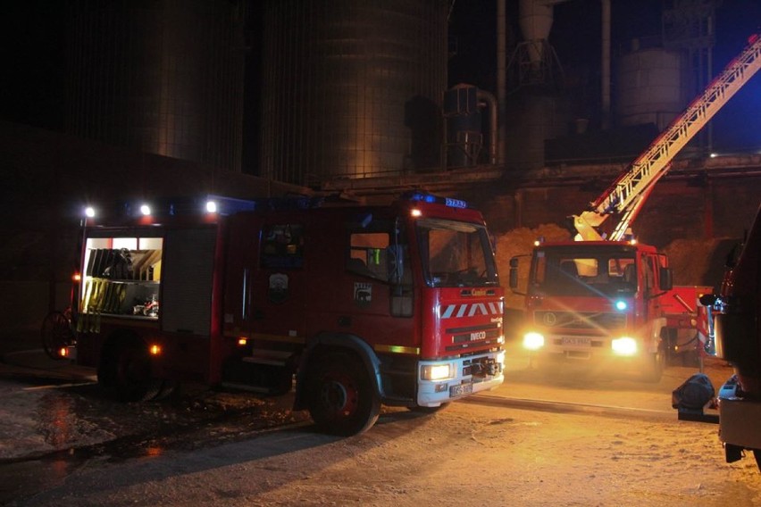 Pożar tartaku w Wielu w gm. Karsin. Jeden z pracowników został ranny [ZDJĘCIA]