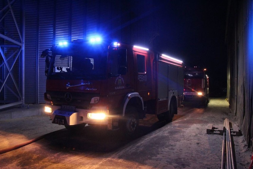 Pożar tartaku w Wielu w gm. Karsin. Jeden z pracowników został ranny [ZDJĘCIA]