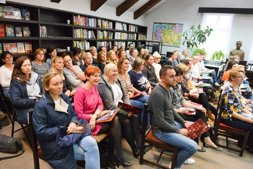 Inspirujące spotkania z pisarzami. Biblioteka to nie tylko „świątynia książki” - czytelnicy znajdą tu wiele atrakcji [ZDJĘCIA]