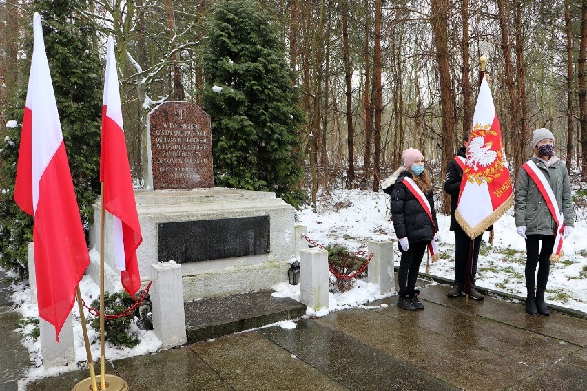 Oddali hołd zamordowanym w Lesie Skarszewskim żołnierzom...