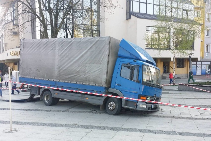 Częstochowa: Kierowca zniszczył fontannę przed urzędem miasta. Instalacja zapadła się!