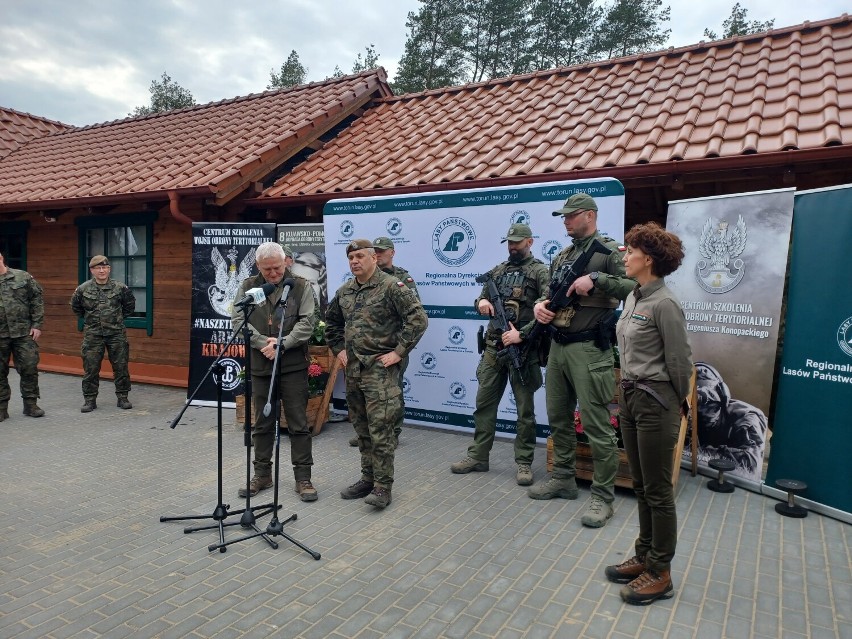 Strażnicy leśni z karabinkami Grot