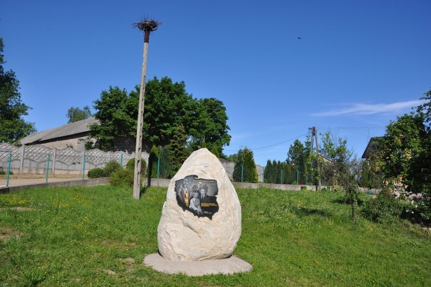 Pomnik w Hopach ku pamięci ofiar katastrofy smoleńskiej