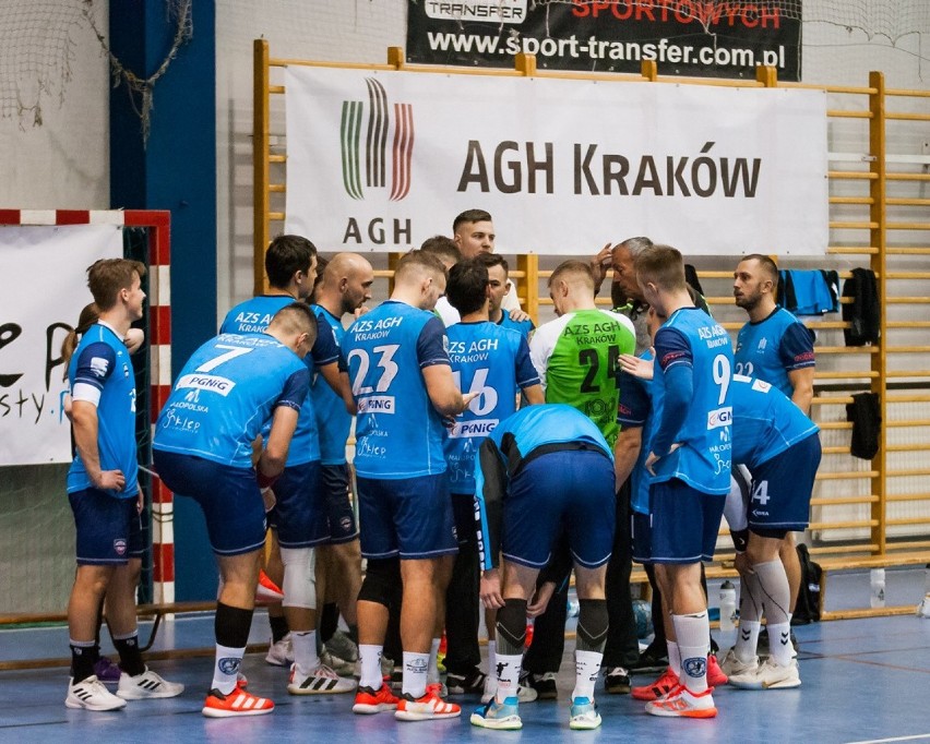 Piłkarzom ręcznym AZS AGH Kraków w odniesieniu zwycięstwa z Grunwaldem nie przeszkodziła awaria przed meczem [ZDJĘCIA]