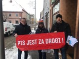 "PiS jest za drogi", czyli pikieta członków stowarzyszenia w Sycowie 