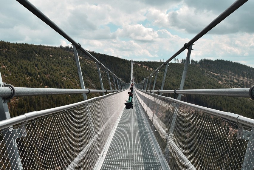 Najdłuższy wiszący most na świecie powstał tuż za polską...
