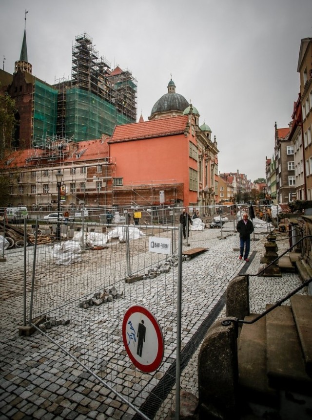 Spacer po modernizowanej ulicy Św. Ducha w Gdańsku. Zakończenie prac planowane jest na koniec listopada 2017 r.