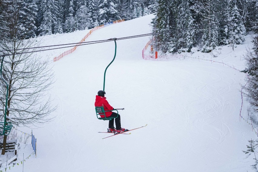 Poręba Wielka. Policja skontrolowała stok w Koninkach, gdzie narciarze jeżdżą „służbowo”