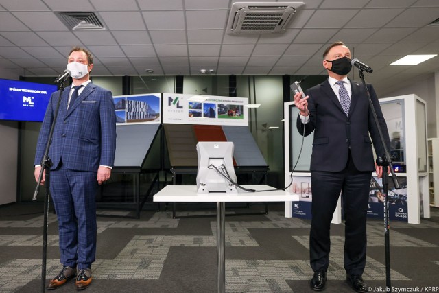 Prezydent Andrzej Duda odwiedza siedzibę firmy ML System S.A, która wynalazła urządzenie wykrywające koronawirusa w mniej niż 10 sekund