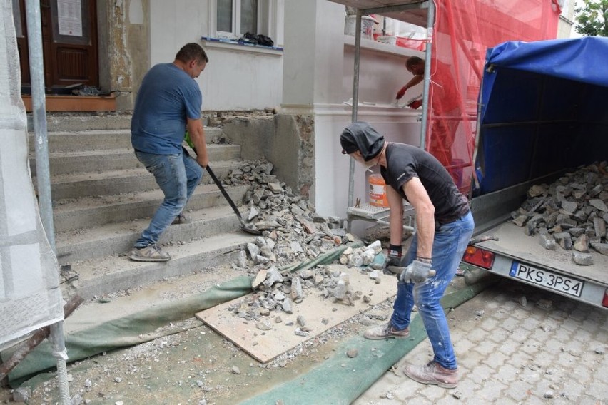 Trwa remont elewacji budynku starostwa i UM Kościan