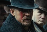 Tom Hardy zagrał podróżnika walczącego spadek po ojcu w nowym serialu HBO (wideo)