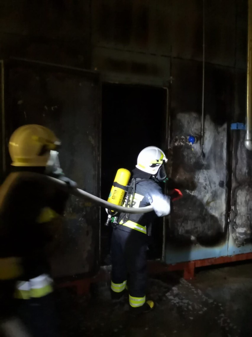 Dramatyczna walka z ogniem: Strażacy w Morągu gasili pożar w zakładzie drzewnym