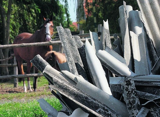 Budowlane elementy zawierające azbest wymagają utylizacji