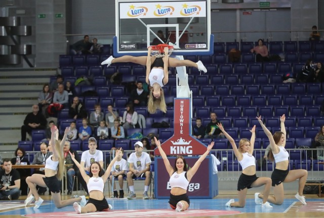 King Szczecin nie miał litości dla Spójni Stargard w derbach ekstraklasy koszykarzy. Podczas meczu publiczność zabawiały m.in. cheerleaderki King Wilki Morskie. 

ZOBACZ WIĘCEJ:

■ Rekord frekwencji na meczu King - Spójnia. Zobacz zdjęcia kibiców [GALERIA]

■ King zlał Spójnię w derbach Pomorza Zach. [ZDJĘCIA Z MECZU]