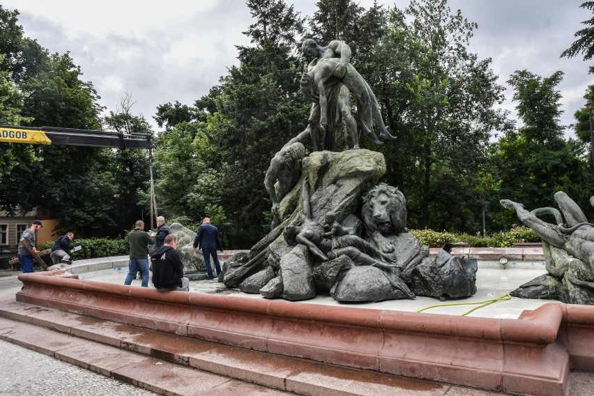 Zdjęli rzeźbę Niedźwiedzicy w fontannie Potop w parku Kazimierza Wielkiego w Bydgoszczy [zdjęcia]