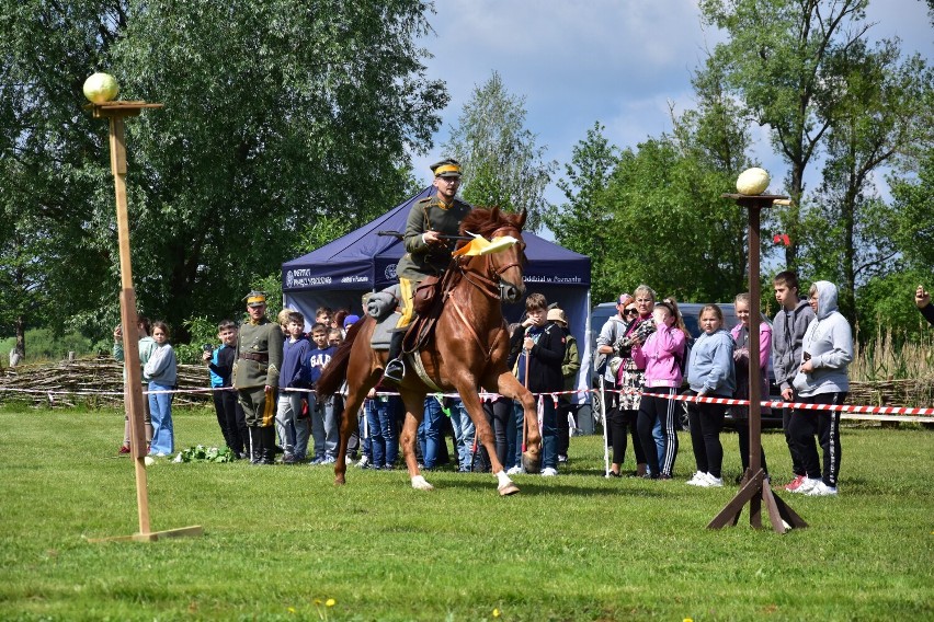 Kawalerzyści w Biskupinie.