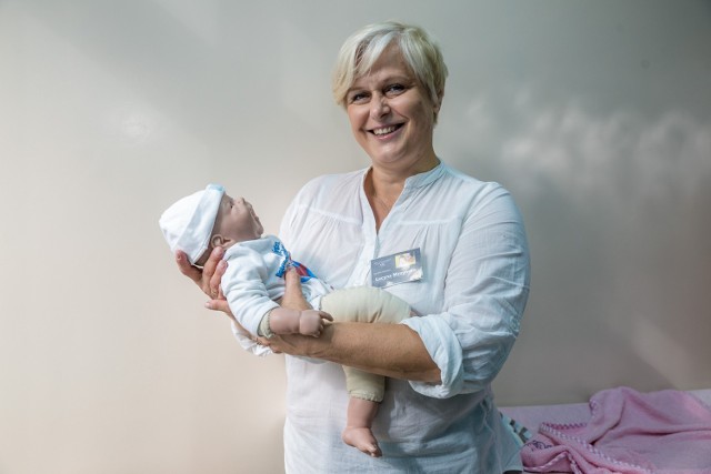 Dziś, 12 maja, przypada Międzynarodowy Dzień Pielęgniarki. Kilka dni temu, 8 maja, swoje święto obchodziły położne.  Te zawody  postrzegane są przez pryzmat empatii, poświęcenia, towarzyszenia człowiekowi w zdrowiu i w chorobie. Jakiś czas temu zebraliśmy wszystkie opinie, jakie na temat porodu na Bielanach pojawiły się w komentarzach na naszym Facebooku. Kim są najlepsze położne?

Przeczytaj koniecznie: Gdzie jest najlepsza porodówka w Kujawsko-Pomorskiem?

Spośród kilkudziesięciu położnych wybraliśmy 15, które wskazywano najczęściej. 

Zobaczcie listę najlepszych położnych w Toruniu!
SZCZEGÓŁY NA KOLEJNYCH STRONACH >>>

Czytaj także: Koszty porodu. Ile za oddzielną salę a ile za znieczulenie?

Zobacz: Piękne i kontrowersyjne zdjęcia porodów
