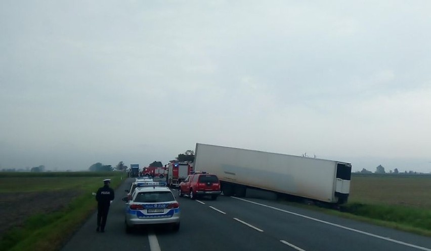 Śmiertelny wypadek w Rząśnie w powiecie łowickim. Samochód osobowy zderzył się z dwoma Tirami