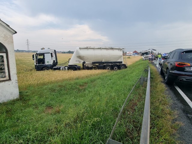 Zderzenie czterech pojazdów w Zawadzie pod Opolem.