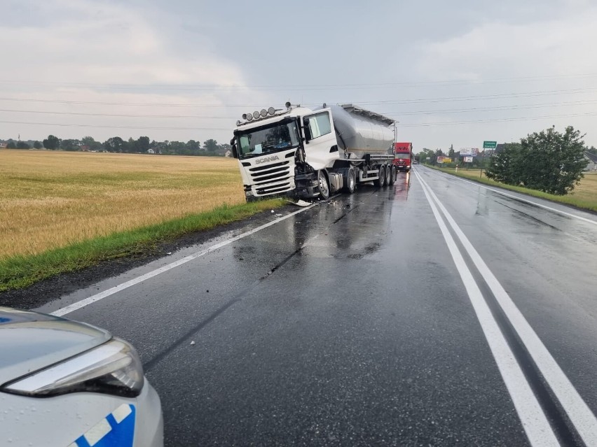Zderzenie czterech pojazdów w Zawadzie pod Opolem.