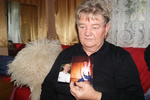 Janina Pawlikowska nie może pogodzić się ze śmiercią syna. Jej zdaniem 28-letni Józef zmarł, bo ktoś mu w tym pomógł. - Od pewnego czasu co jakiś czas grożono mu śmiercią. Syn się bał - mówi