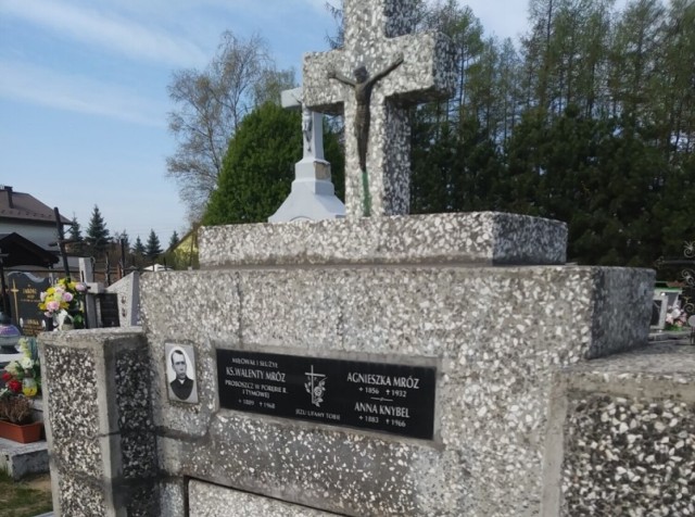 Ksiądz Walenty Mróz jest pochowany w rodzinnym grobowcu w Woli Rzędzińskiej