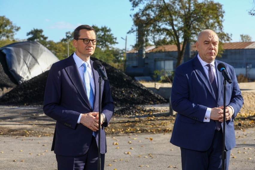 Premier Mateusz Morawiecki (L) i wicepremier, minister...