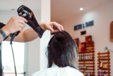 Najgorsze fryzury dla kobiet po 60. roku życia - zdjęcia, inspiracje. Oto lista postarzających fryzur