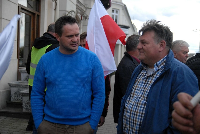 Protest rolników w Piotrkowie. Rolnicy z wizytą w biurach posłów Lorka, Macierewicza i Wołoszańskiego ZDJĘCIA