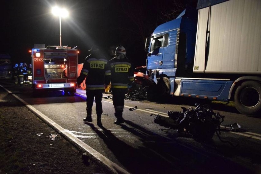 Śmiertelny wypadek w Jęcznikach Wielkich 27.11.2018. Zderzenie ciężarówki i dwóch samochodów osobowych. Trzy ofiary śmiertelne [zdjęcia]