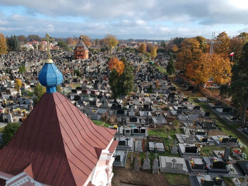 Wszystkich Świętych 2020. Opustoszały cmentarz w Bielsku Podlaskim. Zobaczcie niezwykłe ujęcia z drona (zdjęcia, wideo)