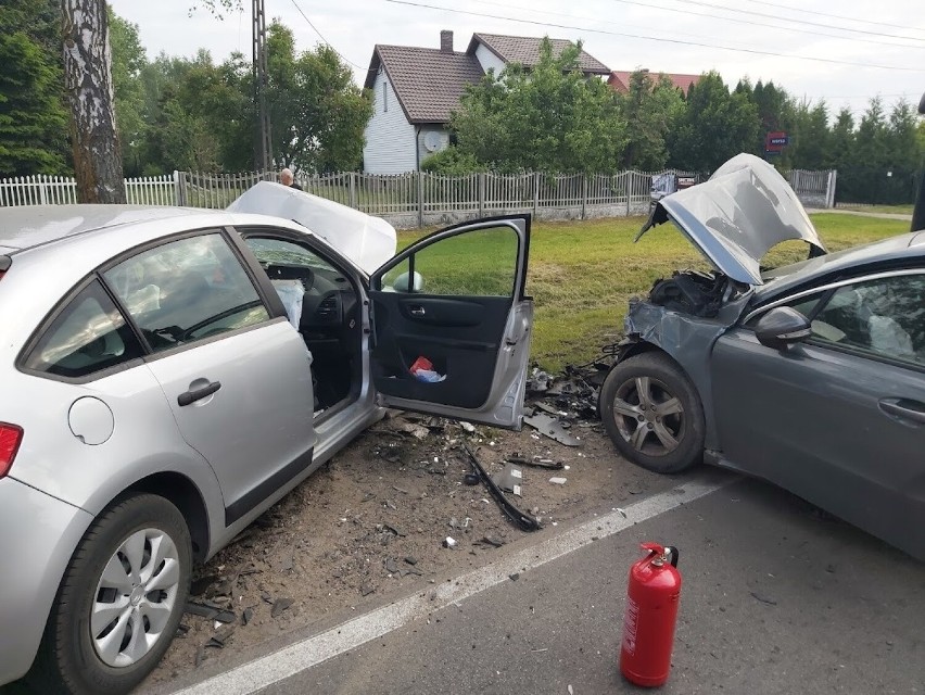 Bielsk Podlaski. Niebezpieczny wypadek na drodze krajowej z udziałem trzech samochodów. Dwie osoby poszkodowane. Droga jest zablokowana