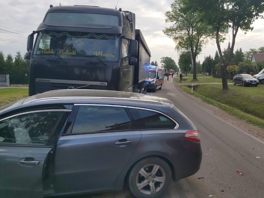 Bielsk Podlaski. Niebezpieczny wypadek na drodze krajowej z udziałem trzech samochodów. Dwie osoby poszkodowane. Droga jest zablokowana