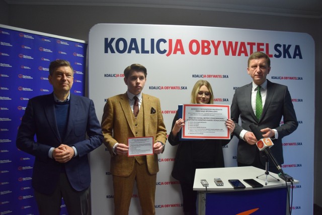 Od lewej: poseł Mariusz Witczak, Jakub Ubycha - Młodzi Demokraci w Kaliszu, Zuzanna Szymczak - przewodnicząca Młodych Demokratów w Kaliszu i radny Dariusz Grodziński