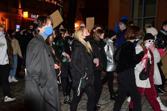 W czwartkowy wieczór, 28 stycznia, do protestu przyłączyli się inowrocławianie. Spotkali się na Rynku. Następnie przemaszerowali ulicami miasta.
